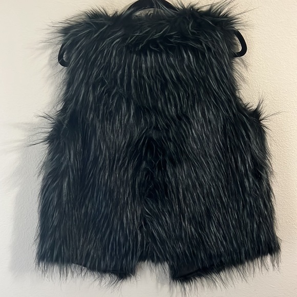 Faux fur blue/green/black vest - Picture 6 of 6